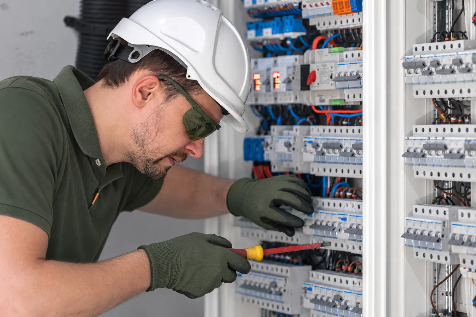 Elettricista che interviene su un quadro elettrico domestico