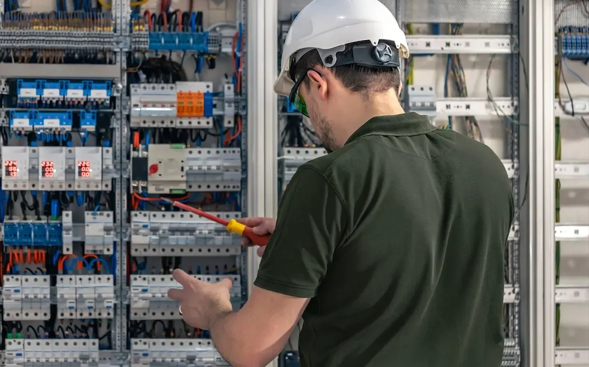 Elettricista al lavoro su un impianto elettrico